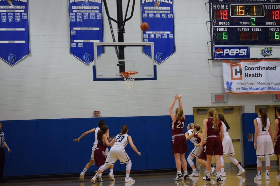 Junior+Kalie+Conrad+shoots+a+free+throw+while+other+Tide+players+surround+her.+The+Eagles+waited+anxiously+as+she+shot+the+ball.+%E2%80%9COur+last+game+went+very+well+because+Pottsville+was+able+to+walk+off+the+court+with+a+win%2C%E2%80%9D+said+Senior+Alexa+Cesari.+