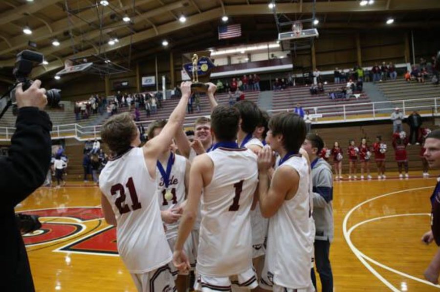 Pottsville+Boys+Basketball+players+hold+up+the+Schuylkill+League+Championship%0Atrophy+after+their+victory+over+Blue+Mountain+51-35+on+February+16%2C+2019.+The%0APottsville+Boys+Basketball+Program+has+won+multiple+Schuylkill+League+%0Achampionships%2C+District+championships%2C+and+has+made+appearances+in+states%0Athroughout+the+past+twelve+years.+%E2%80%9CWe+have+high+expectations+for+this+%0Aupcoming+season.+I+feel+like+this+team+could+produce+one+of+the+best+seasons+we%E2%80%99ve+%0Aever+had+as+a+program%2C%E2%80%9D+Senior+Mason+Barnes+said.