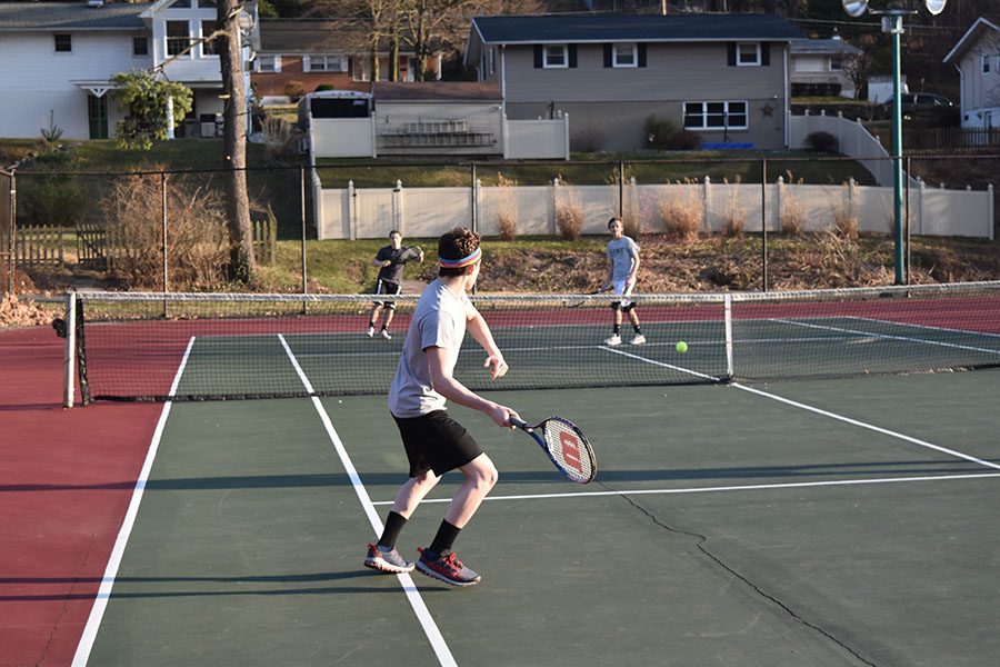 Boys%E2%80%99+tennis+team+members+practice+for+their+matches.+They+lost+all+of+their+matches+so+far+but+hope+to+turn+things+around.+%E2%80%9COur+team+could+work+on+improving+our+defense%2C+which+I+think+is+where+we+struggle+the+most%2C%E2%80%9D+junior+Jamie+McCabe+said.%0A