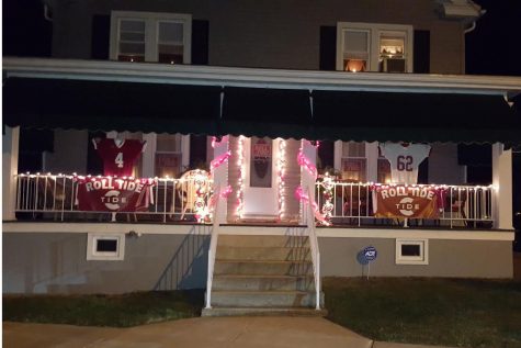 Staff member receives award for decorating with pride (photo)