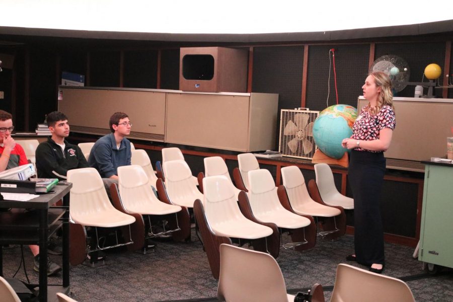 MOTIVATE+-+During+her+presentations+to+the+AP+Calculus+class%2C+Ms.+Heather+Shappell+explains+her+career+in+biostatistics+and+where+her+career+has+taken+her+in+life.+Ms.+Shappell+spoke+to+all+honors+and+AP+math+classes+along+with+the+Introduction+to+Statistics+class.+%E2%80%9COne+piece+of+advice+that+I+can+give+to+all+students+is+that+you+do+not+have+to+be+a+genius+to+go+into+a+math+career.+If+you+work+really+hard+and+get+involved+in+an+area+of+math+that+you+enjoy%2C+it+can+get+you+a+long+way%2C%E2%80%9D+Ms.+Shappell+said.