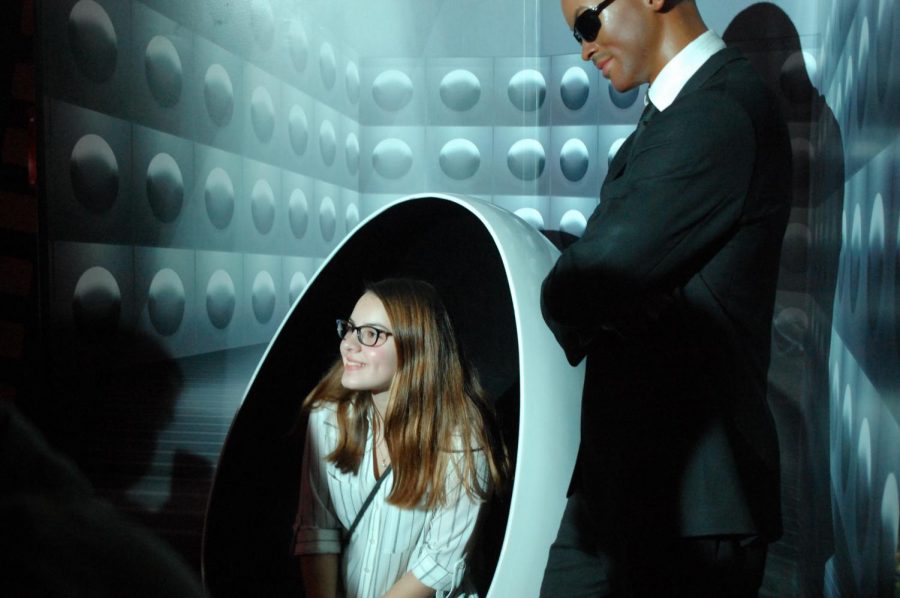Freshman+Ruby+Shipe+poses+for+a+picture+with+the+wax+figure+of+Will+Smith+in+the+movie+Men+In+Black+at+Madame+Tussauds+Wax+Museum.+