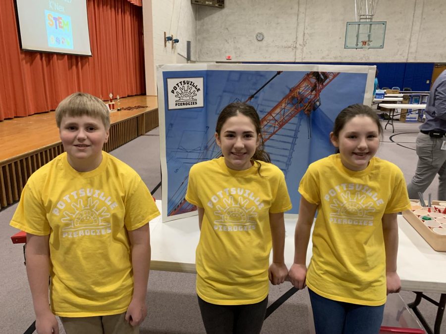 Fifth+graders+Emmett+Kraft%2C+Caroline+Hobbs%2C+Maggie+Brennan+pose+for+a+picture+before+the+start+of+the+competition.